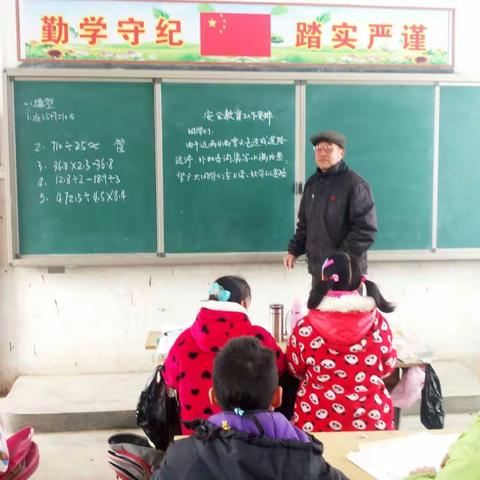 2016年第一场雪，芦集乡李新寨小学教师时刻关心学生的安全（副本）