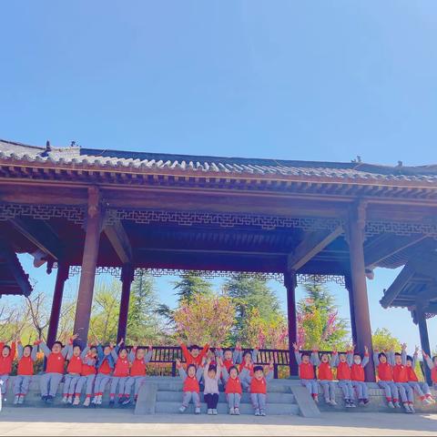 亲近自然，拥抱春天——伊禾幼儿园中九班户外写生活动