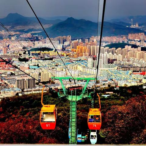 在本溪登平顶山，俯瞰秋色苍茫的山城景观