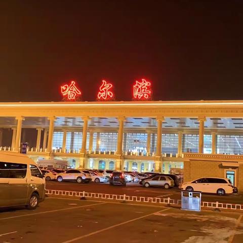 在这且行且珍惜的人生旅途🀄️，是该哀叹渐行渐远🉐️曾经，还是展望未来🉐️美好？我想，还是珍惜眼