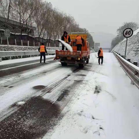 奋战风雪天，养路人永远在路上