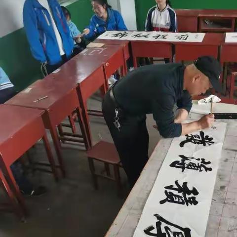 孙俨为三原南郊中学学生书写励志条幅