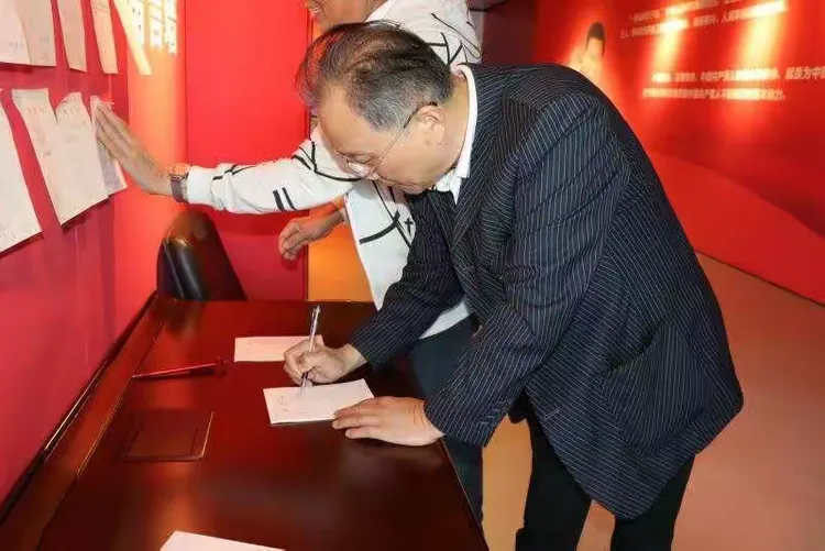 最后，路宏、胡庆生两位老党员在留言贴上写下“不忘初心、牢记使命，祝福祖国”的寄语，激励着年轻党员