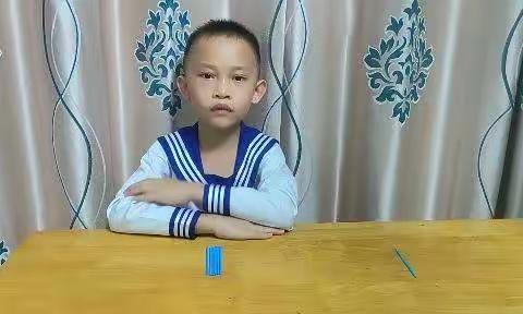 大家好，我是海口市二十七小学一年级（10）班吴毓兵数学每日一题