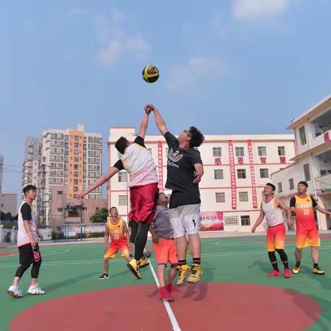 “迎国庆 强体魄”篮球友谊赛开打了