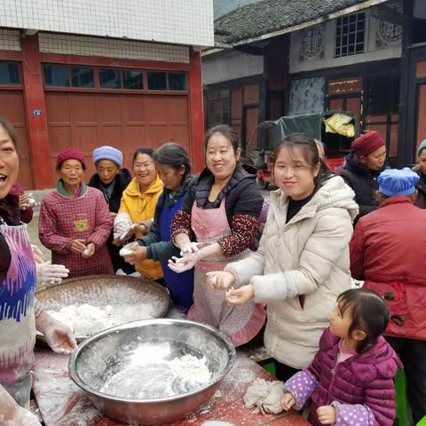 黄家湾村开展“同吃连心饭、共话帮扶情、同步奔小康”干群连心活动