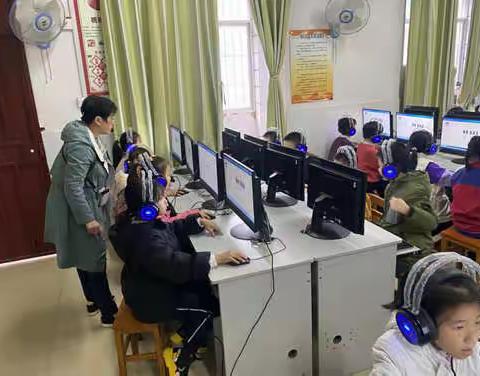 鱼峰山小学：党旗领航•陶然娃娃向前冲 鱼跃龙飞争上游
