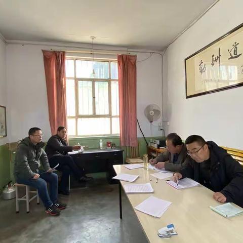 牛庄小学期中考试分析会简报