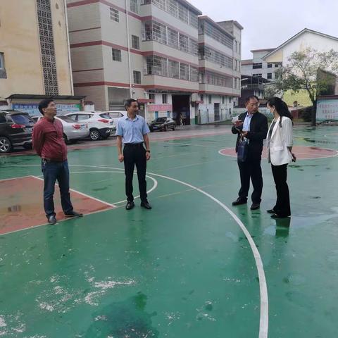 抓实常规工作  提升教育质量——督学叶建穗到湖美中小开展例行督导