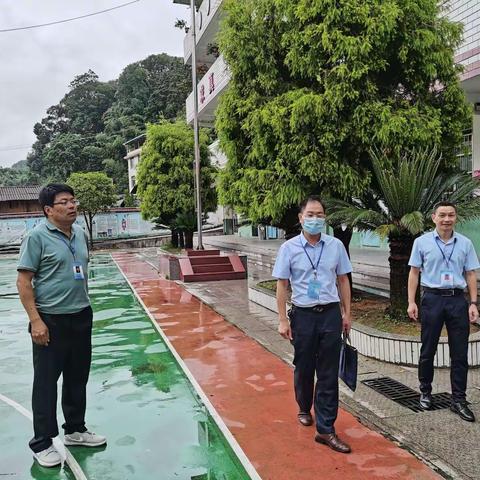 叶建穗到湖美中小督导档案规范化管理工作