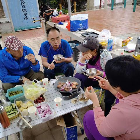 爬山下来吃烤肉