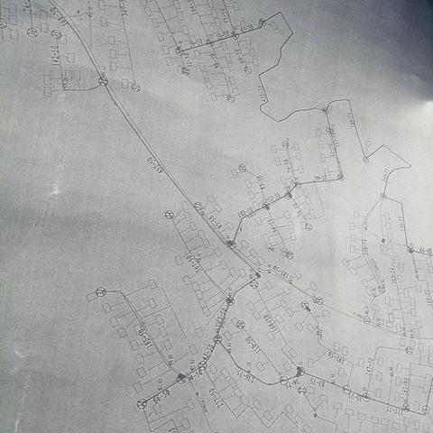 10月24日自来水施工第三天，村内柏油路上漆