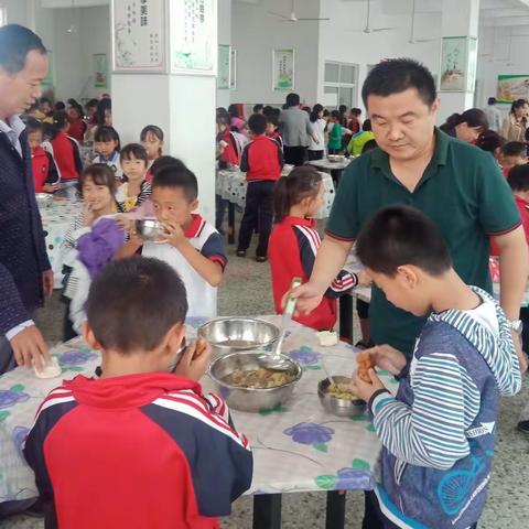 烟庄赵辛庄小学用心陪餐 用爱陪伴