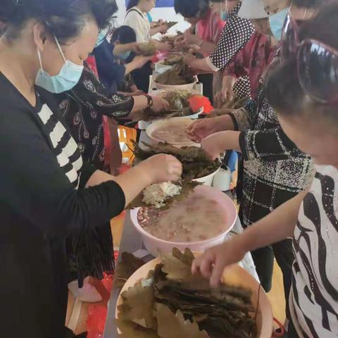青岛西海岸新区隐珠街道东风路社区教育学校开展为群众办实事包粽子比赛