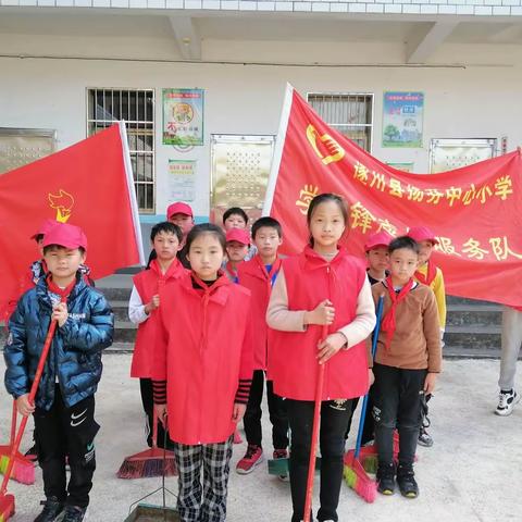 赠人玫瑰，手有余香。—记扬芬中心小学大队部学雷锋日活动