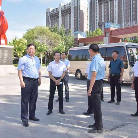 区人大常委会主任王清军到凤城高级中学开展教师节走访慰问活动