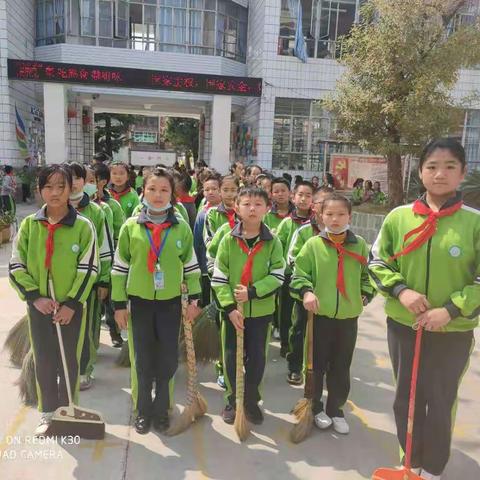 践行“七个专项”  助力创卫复审——隆阳区九隆中心第四小学开展校园及周边环境整治工作