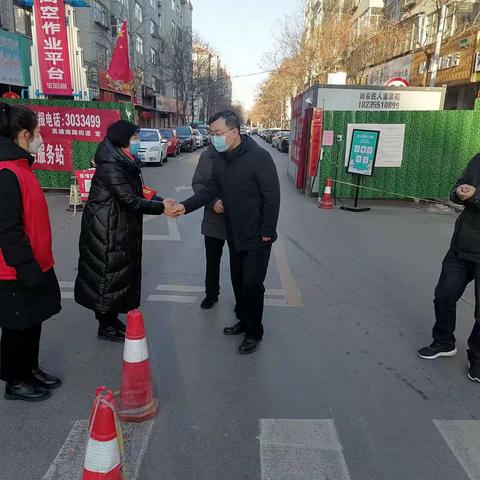 区委常委、组织部部长吕志刚到英雄南路街道疫情防控卡口看望慰问春节期间值班值守人员