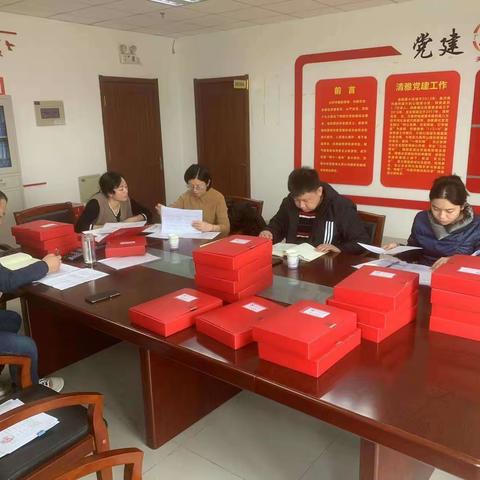 药山街道党建办领导进清雅居社区检查党建档案