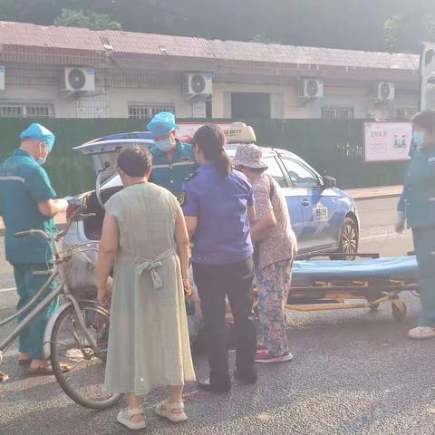 老人不慎摔倒    城管热心救助