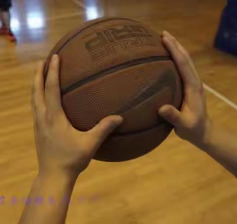 吴四小体育教学水平三（五、六年级）——第四课：篮球：原地双手胸前传接球（4-2）技巧：肩肘倒立考核