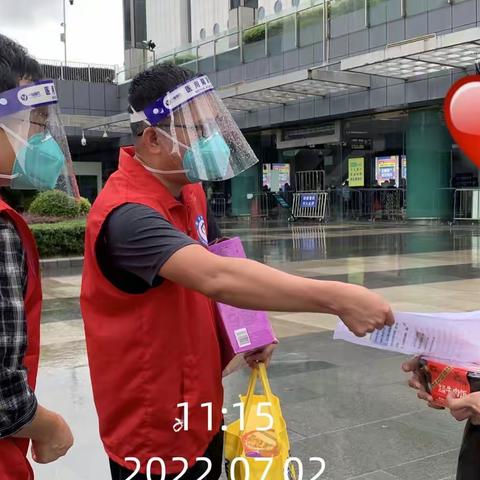 全市暴雨黄色预警和分区台风黄色预警生效中，市救助站外展社工开展紧急劝导救助服务