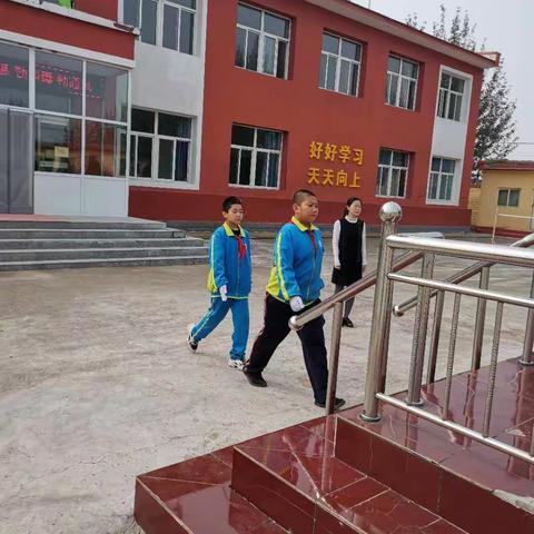 祖国在我心——滋润寄宿制小学迎国庆升国旗