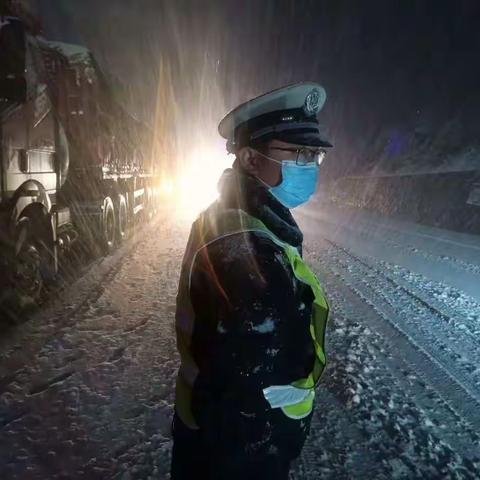 潞城交警全力以赴积极应对大雪恶劣天气