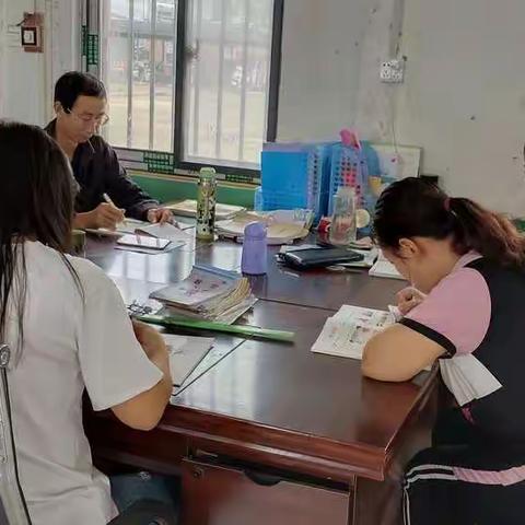 众人献策成长快——李新店镇集体备课