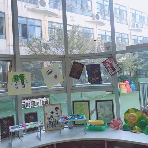 小2班艺术区的创设