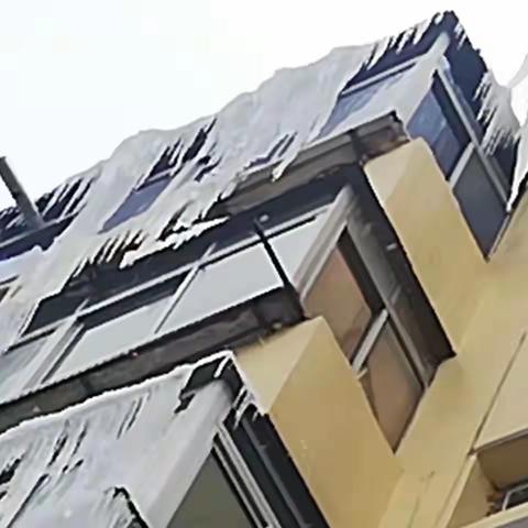 城建中心物业部清理“冰溜子”消除安全隐患