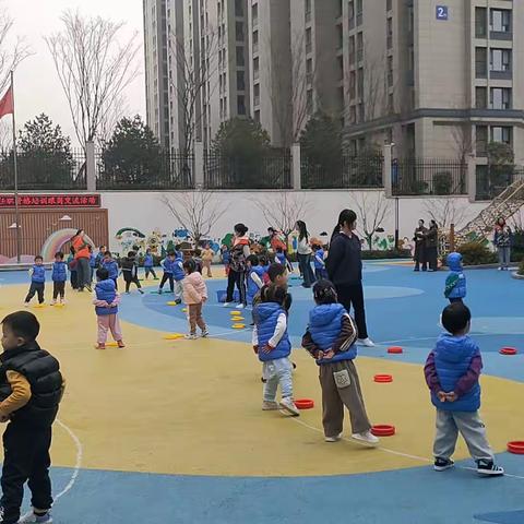 3.27青岛市幼儿师范附属幼儿园。户外活动