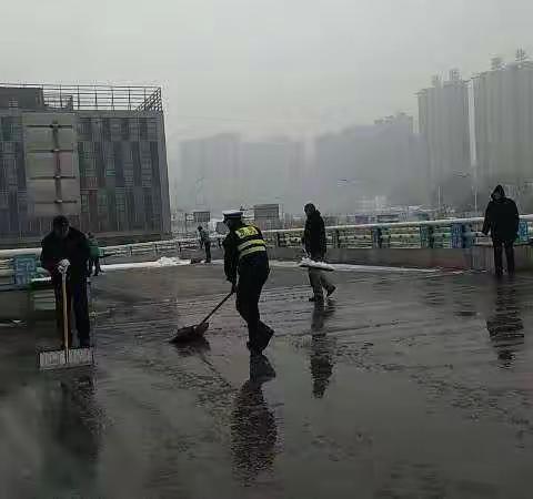 秦皇岛火车站广场管理处 全力做好除雪保畅工作