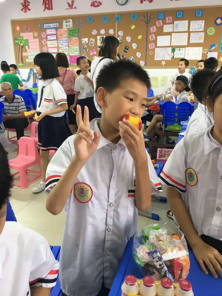 罗定市泷州小学三7班七彩童年放飞理想庆祝六一儿童节活动