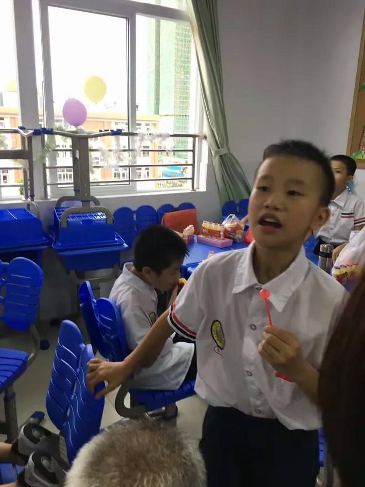 罗定市泷州小学三7班七彩童年放飞理想庆祝六一儿童节活动