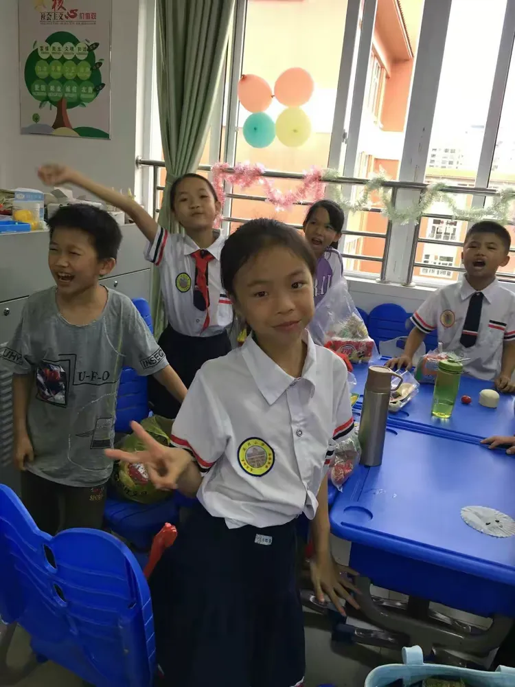 罗定市泷州小学三7班七彩童年放飞理想庆祝六一儿童节活动