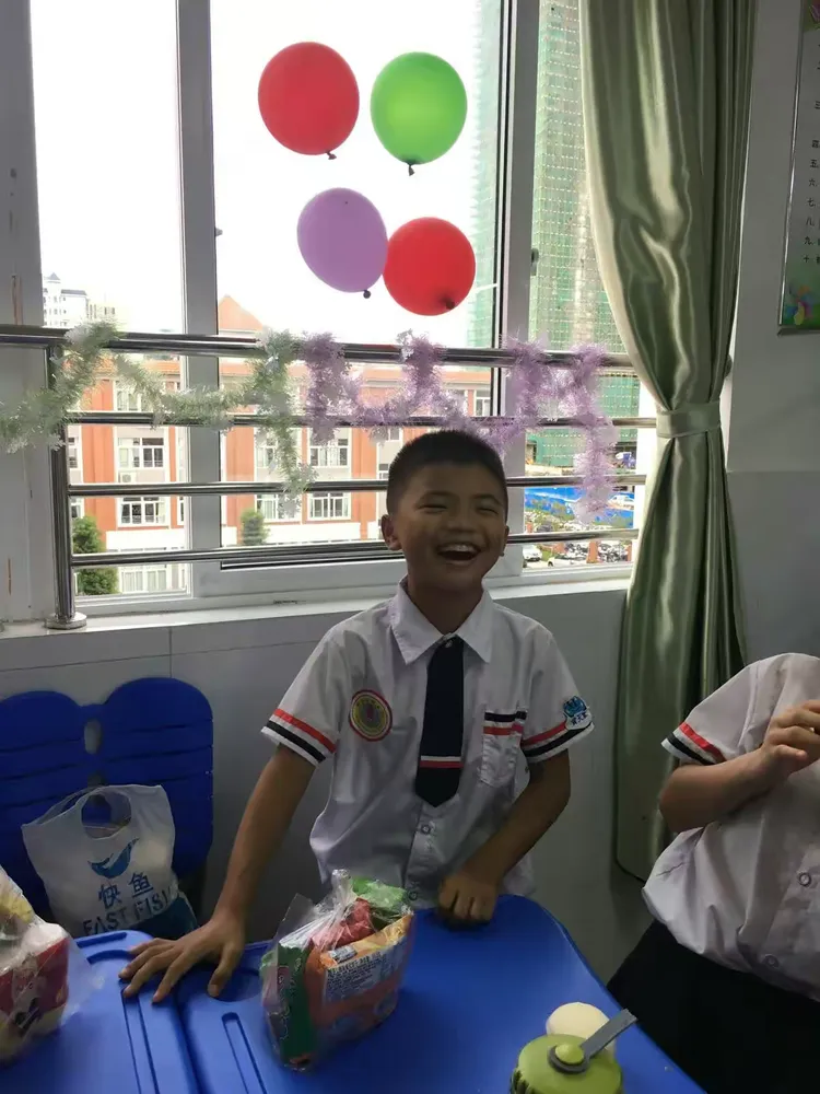 罗定市泷州小学三7班七彩童年放飞理想庆祝六一儿童节活动