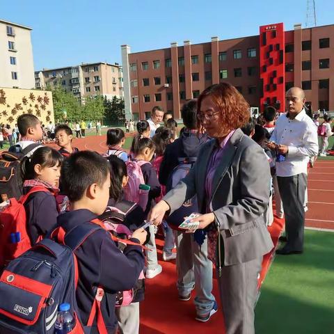 新华小学“同升国旗 共唱国歌”开学第一课暨新学期开学典礼迎接新生开学典礼