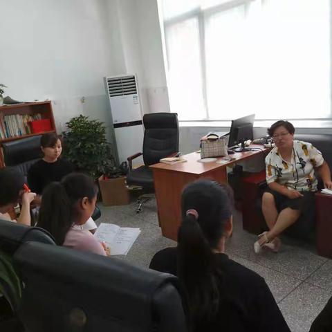 展课堂教学 促新秀成长——— 四年级语文组开学第一次教研活动