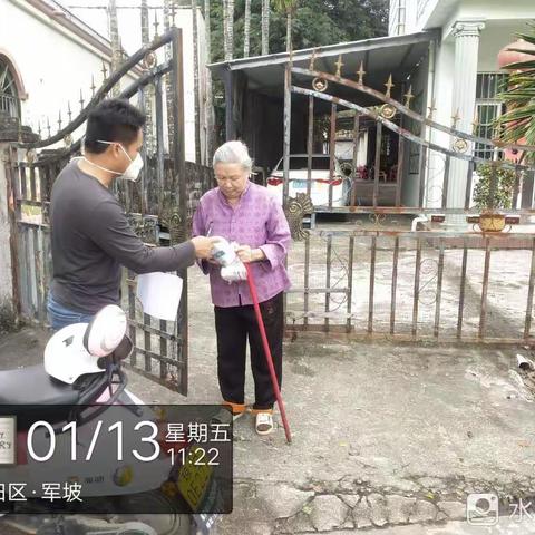 吉阳区卫健委第二次给田独村委会65岁以上老人发放新冠爱心药包52份