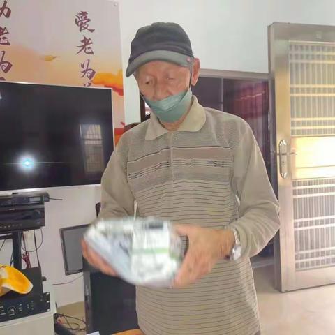 2023年1月10日，区卫健委给田独村一次65岁以上重点老人发放健健康爱心包69份，其中：53人，监测户8人.特困8人。