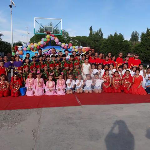 别斯托别乡哈拉苏小学六一文艺演出。