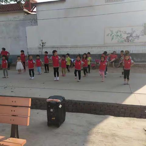 圣庙幼儿园的孩子们欢歌笑语庆六一