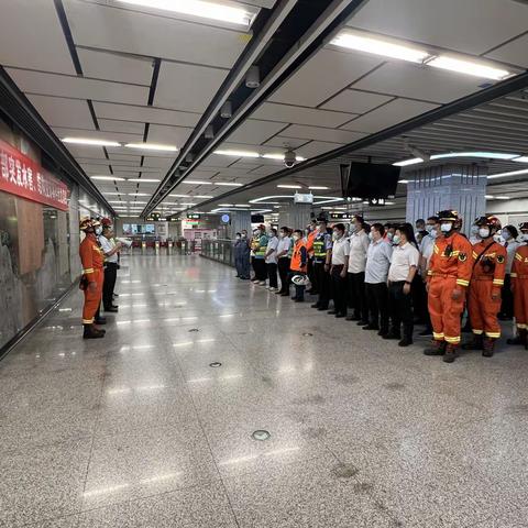 未央路消防救援站对辖区市图书馆地铁站展开夜间演练