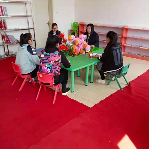 扎实锤炼，幼教“研在路上”——海林市教师进修学校幼教领导到新安园中心幼儿园指导教研工作。
