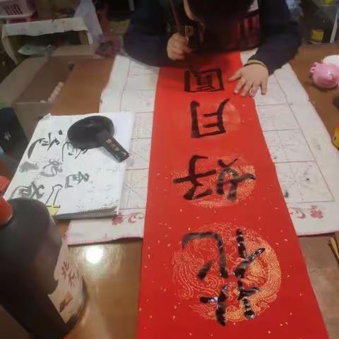 瞧，我来写春联