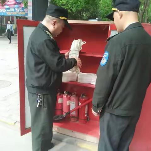 京广路街道巡防队员排查楼道安全隐患 营造社区消防安全