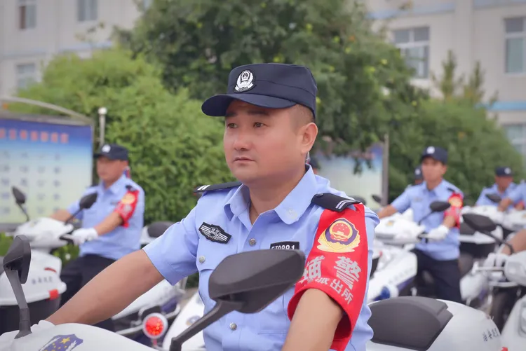 永城市侯岭乡高质量推进"一村(格)一警"工作辅警上岗暨"红心义警"启动