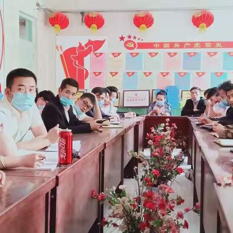 筑牢安全防线   护校安园  法治安全进校园
