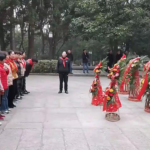 同窗相聚仰英烈 ，夕阳乐享盛中华
